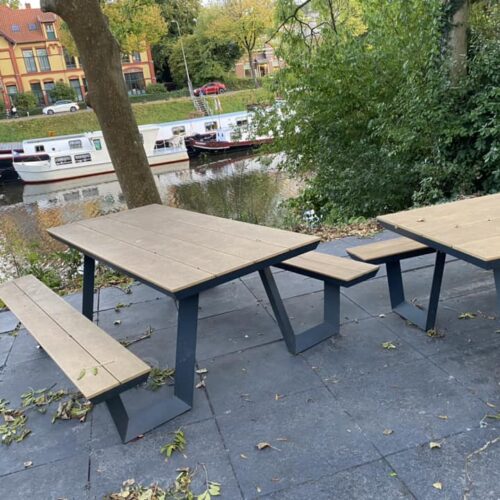 Picknickset Chiara 8 Door het blad en de zitting van composiet, zijn deze picknicktafels ideaal om onder bomen te zetten. Geen hechting van groene aanslag